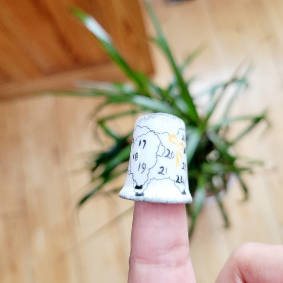 Vintage "Counting Sheep" Dream China Thimble - Picture 4 of 10